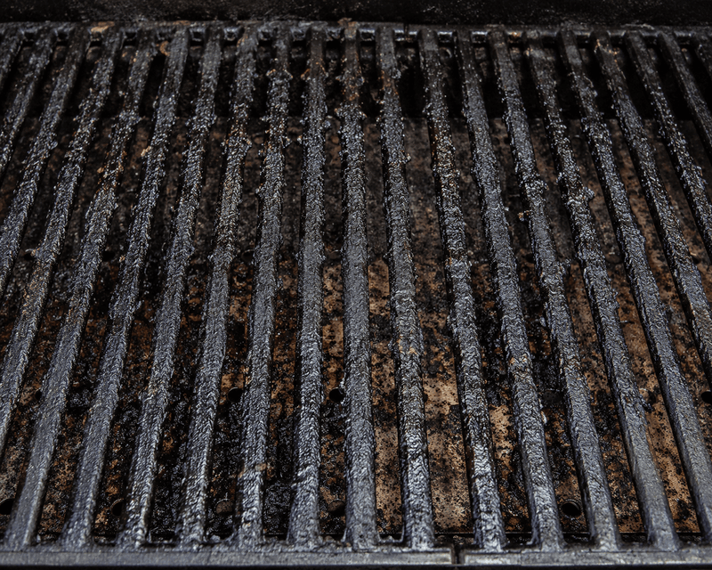 Wie bekommt man eingebranntes Fett vom Grill?