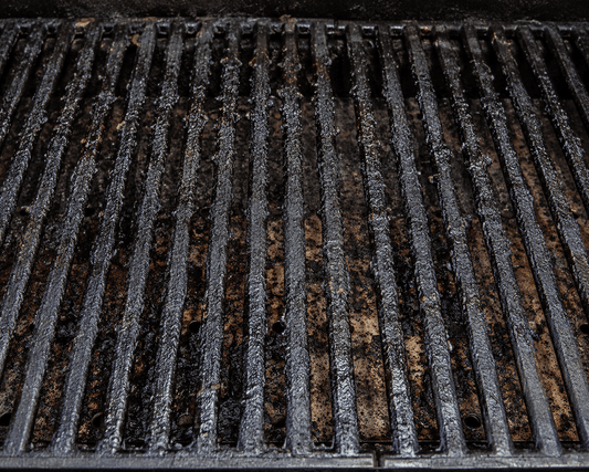 Wie bekommt man eingebranntes Fett vom Grill?